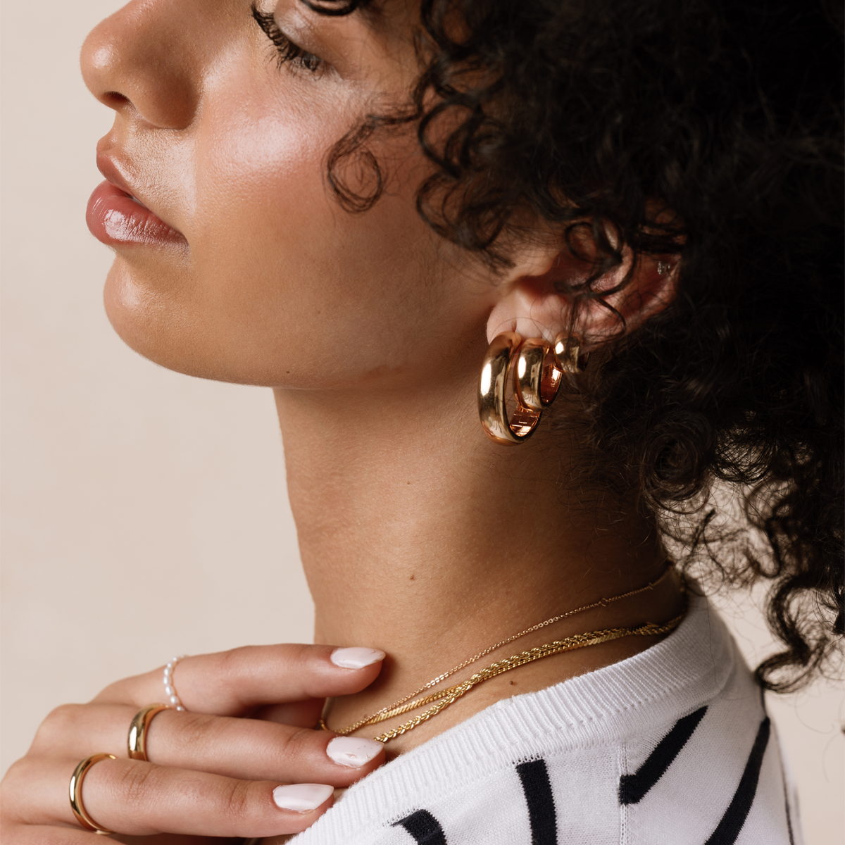 Sol Hoop Earrings - Image 4